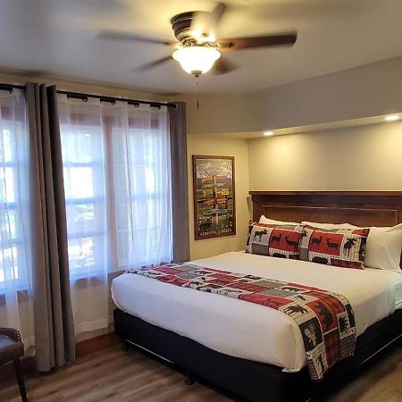 Crandell Mountain Lodge Waterton Park Bagian luar foto