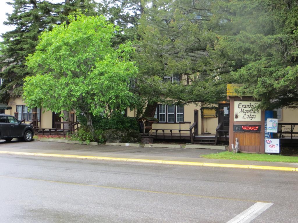 Crandell Mountain Lodge Waterton Park Bagian luar foto