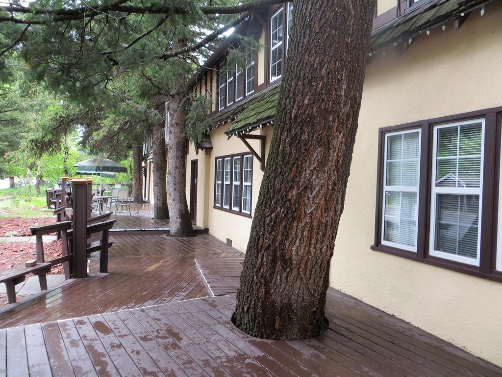 Crandell Mountain Lodge Waterton Park Bagian luar foto