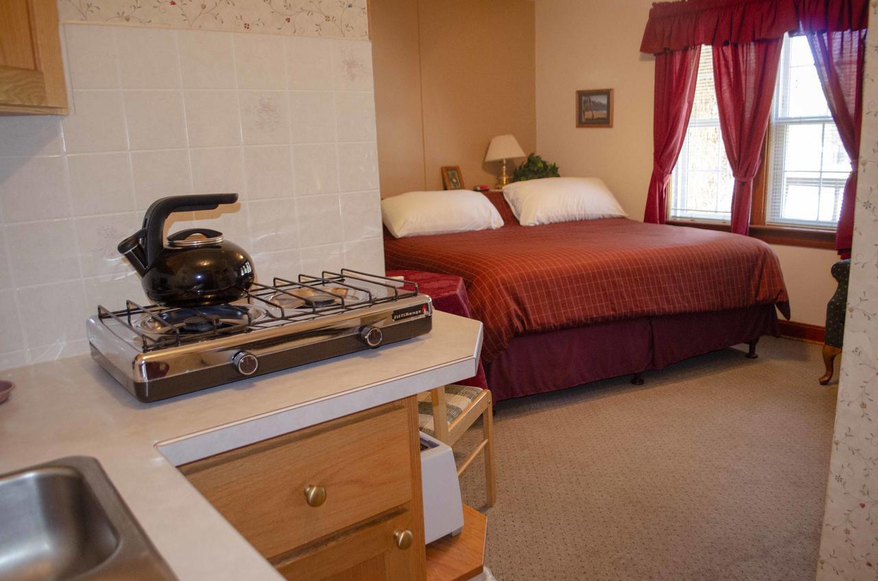 Crandell Mountain Lodge Waterton Park Bagian luar foto