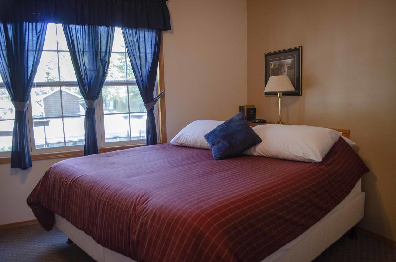 Crandell Mountain Lodge Waterton Park Bagian luar foto