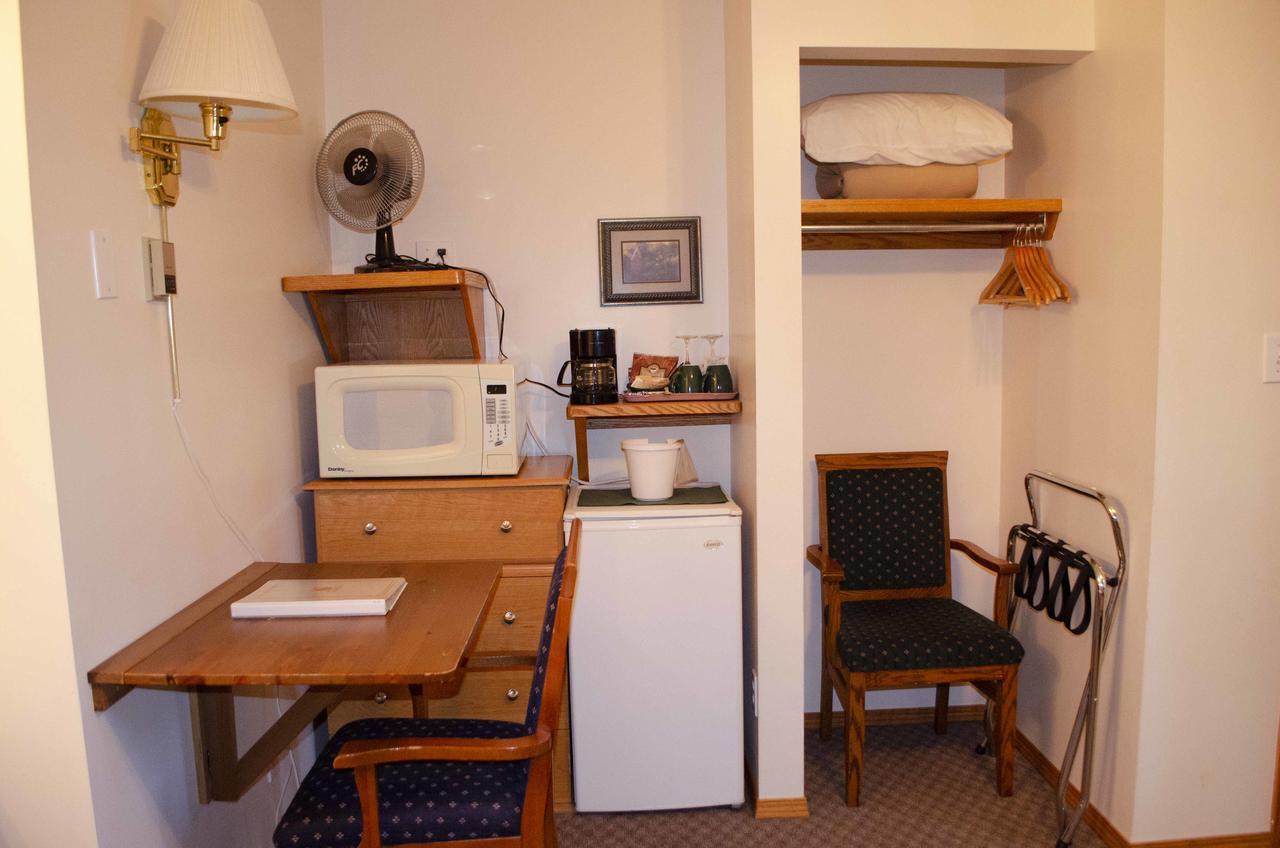 Crandell Mountain Lodge Waterton Park Bagian luar foto