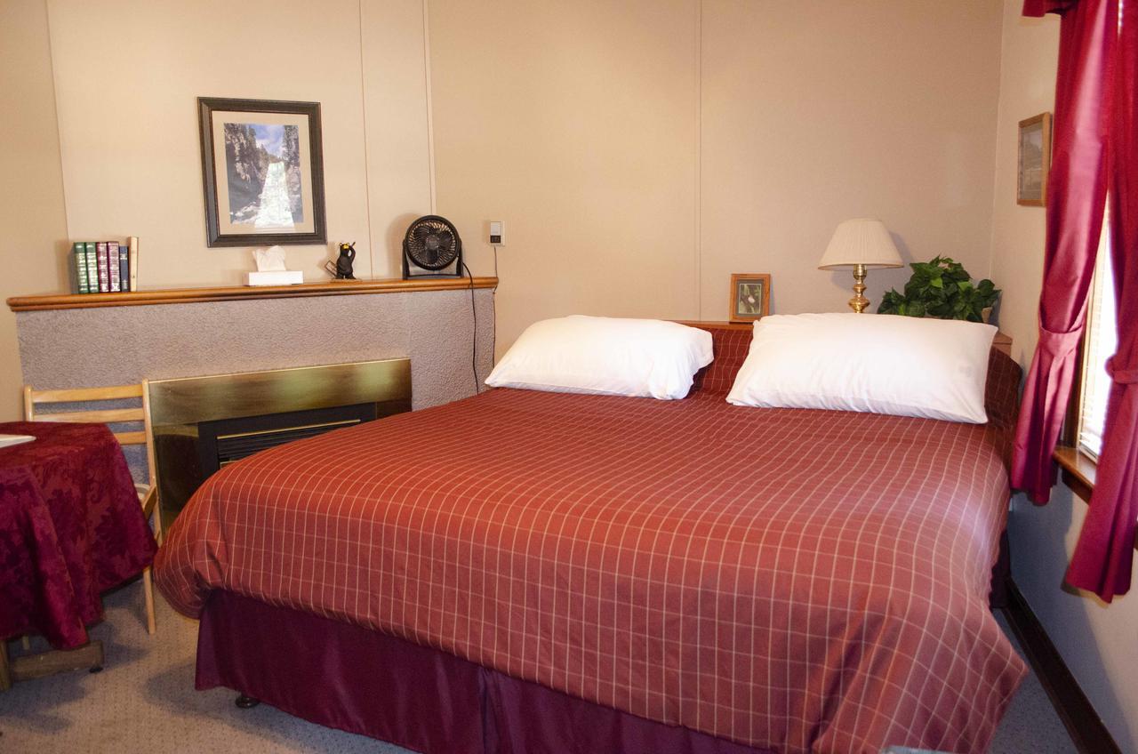 Crandell Mountain Lodge Waterton Park Bagian luar foto