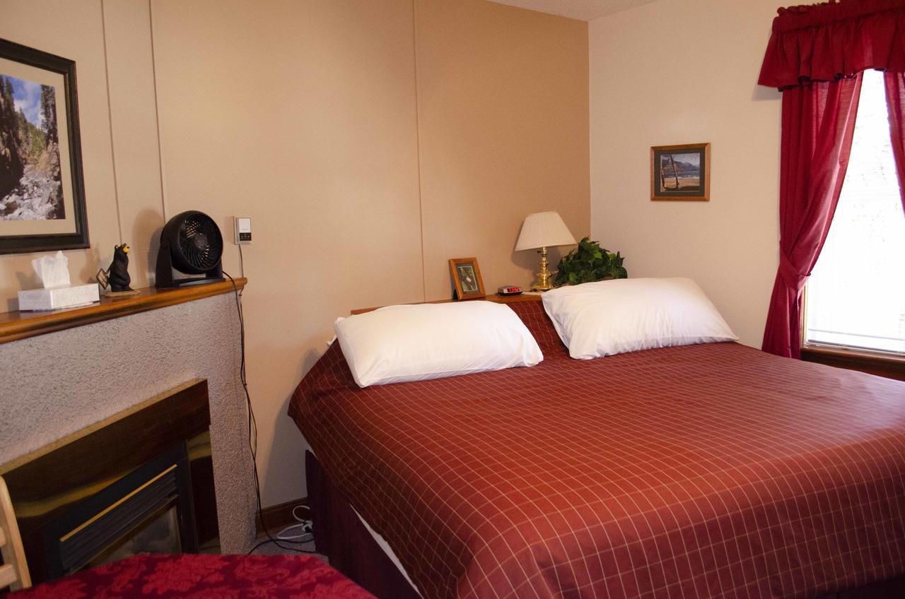 Crandell Mountain Lodge Waterton Park Bagian luar foto