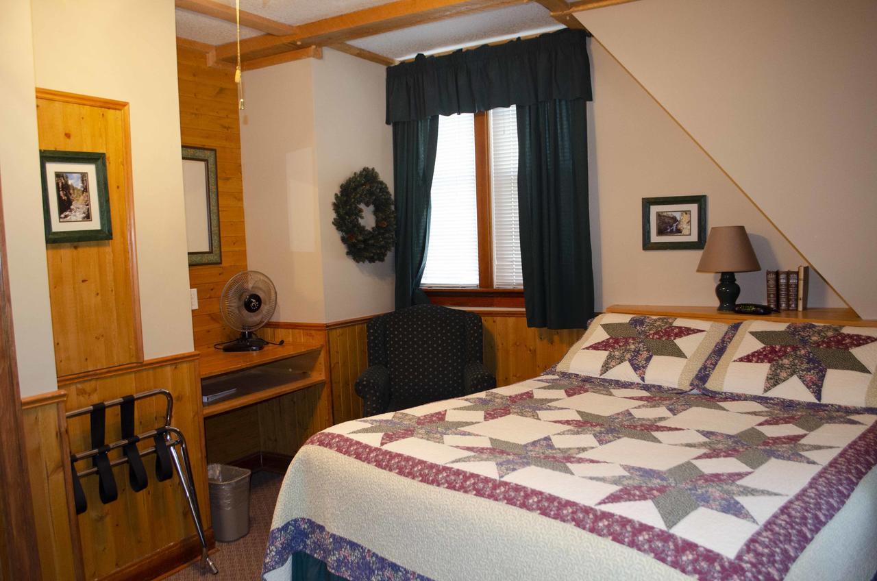 Crandell Mountain Lodge Waterton Park Bagian luar foto