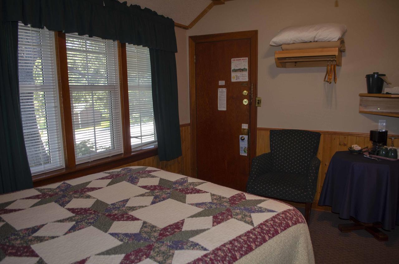 Crandell Mountain Lodge Waterton Park Bagian luar foto