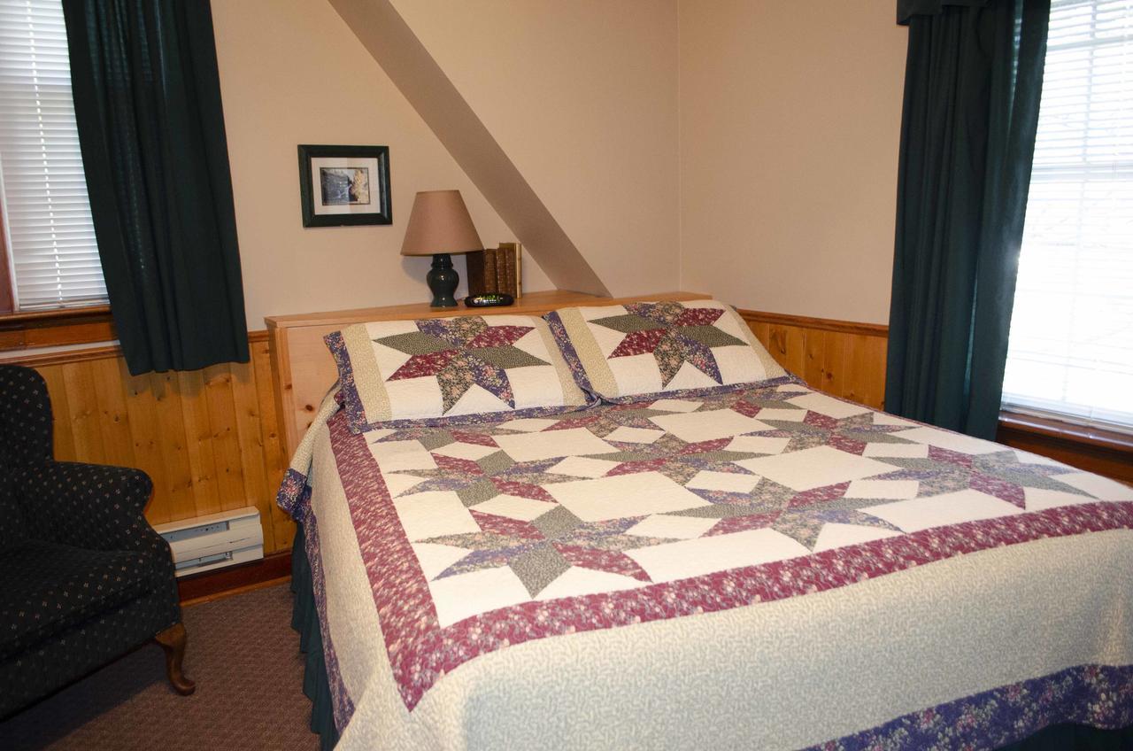 Crandell Mountain Lodge Waterton Park Bagian luar foto