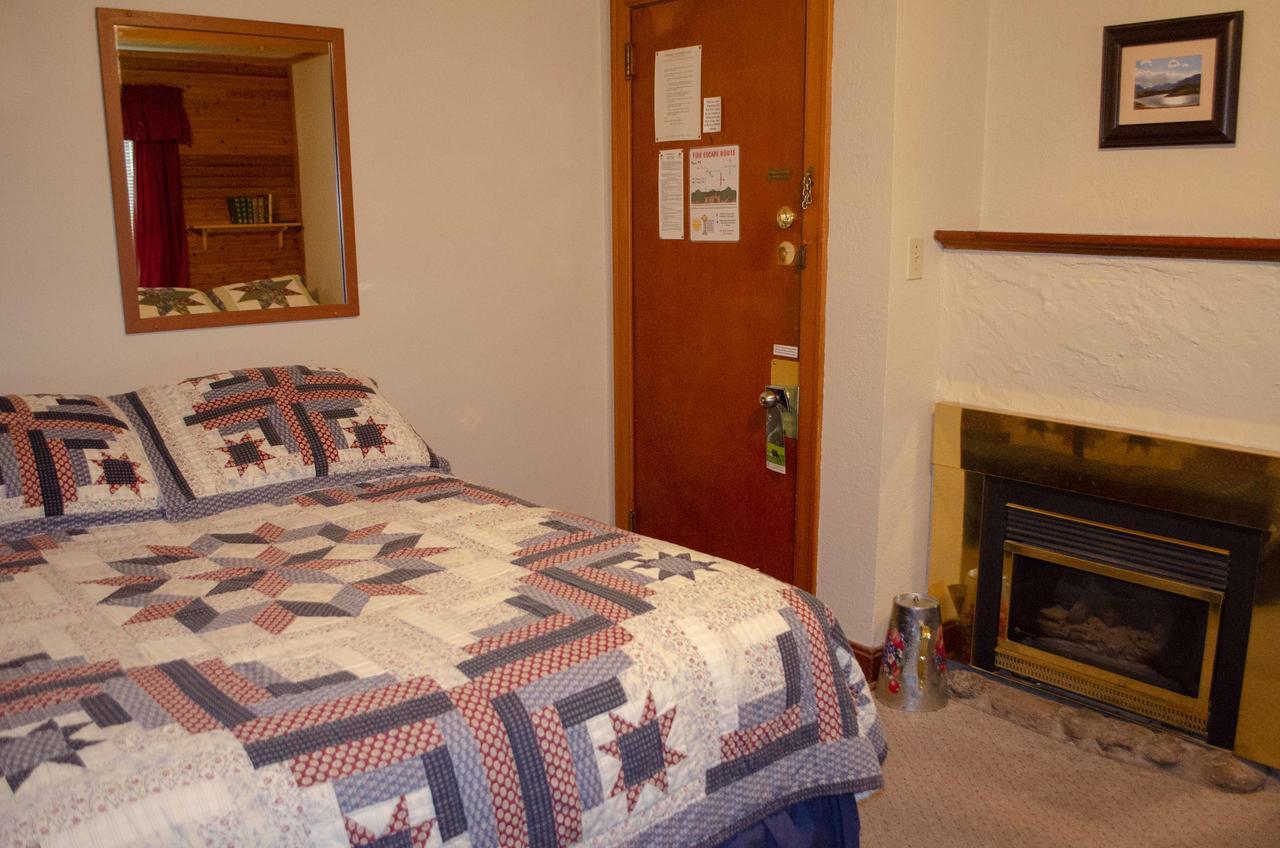 Crandell Mountain Lodge Waterton Park Bagian luar foto
