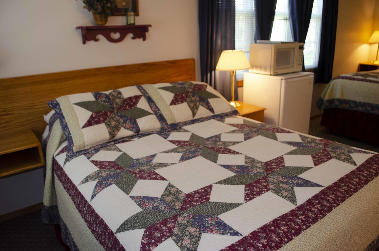 Crandell Mountain Lodge Waterton Park Bagian luar foto