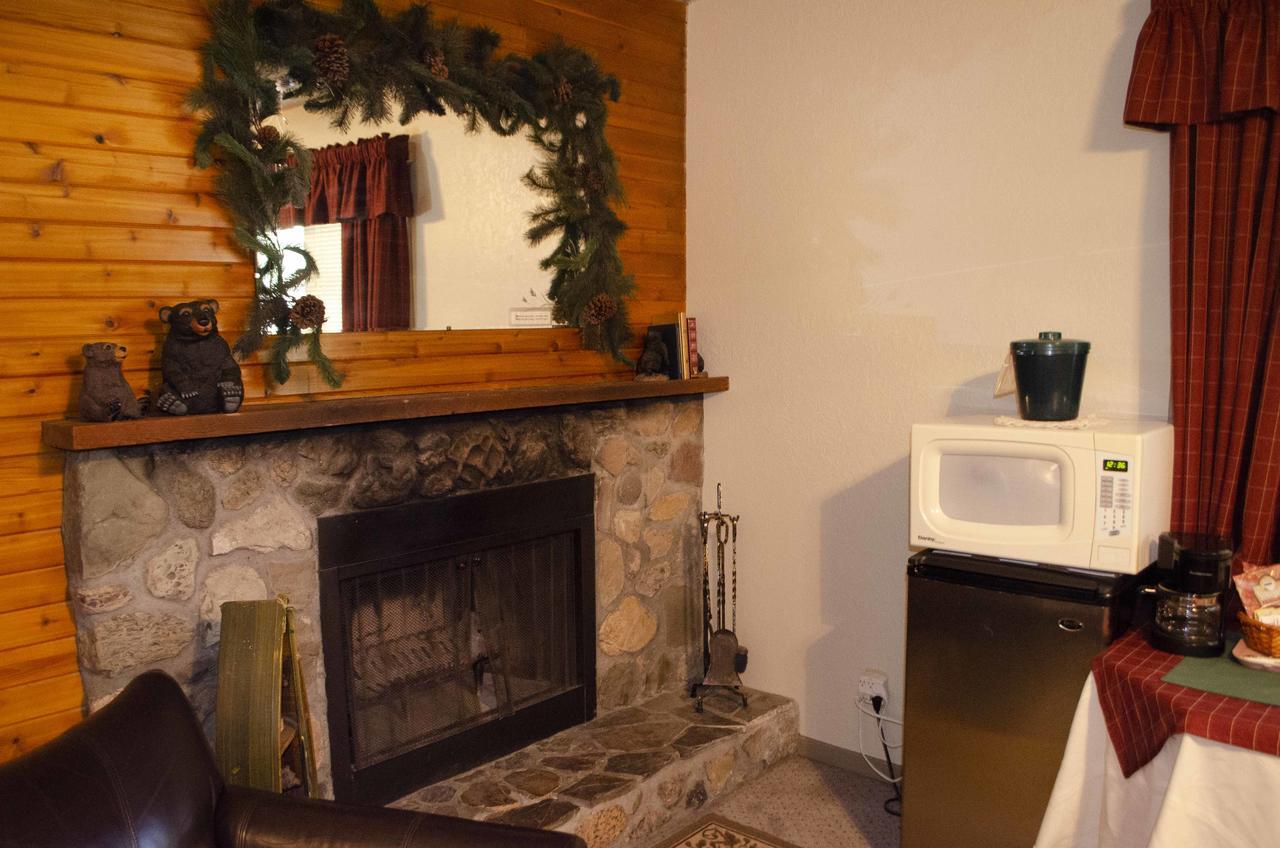 Crandell Mountain Lodge Waterton Park Bagian luar foto