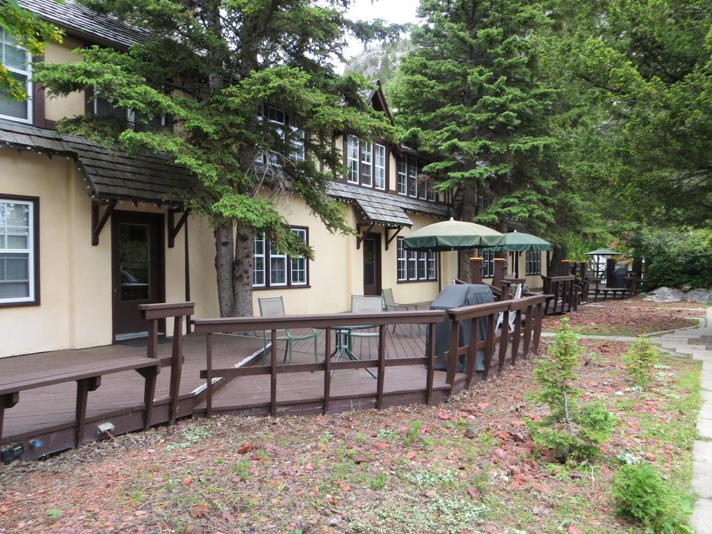 Crandell Mountain Lodge Waterton Park Bagian luar foto