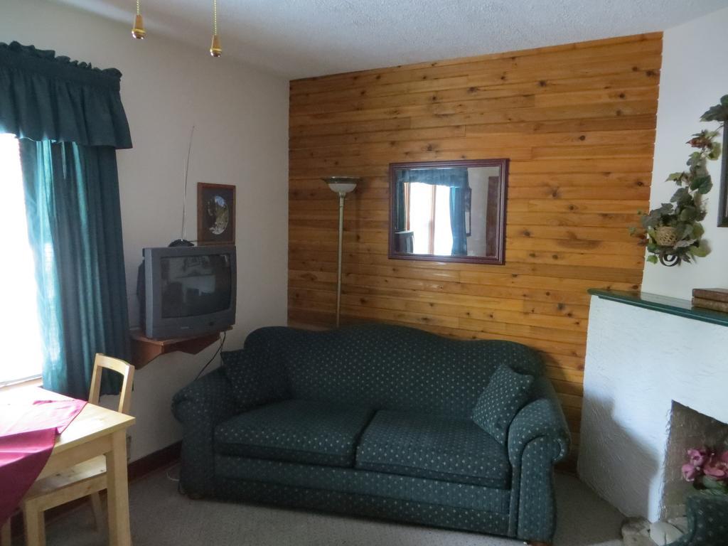 Crandell Mountain Lodge Waterton Park Bagian luar foto