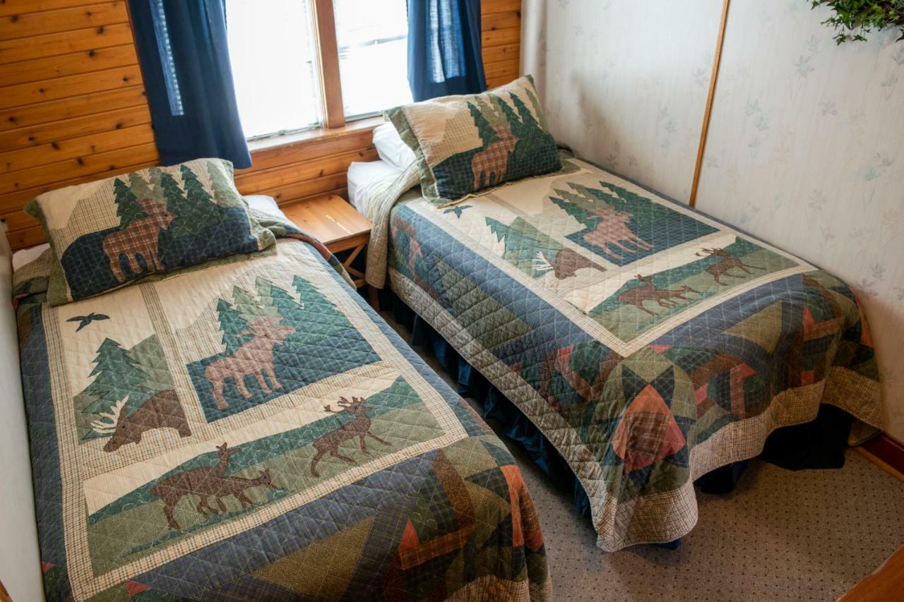 Crandell Mountain Lodge Waterton Park Bagian luar foto