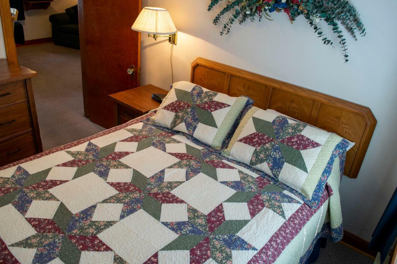 Crandell Mountain Lodge Waterton Park Bagian luar foto