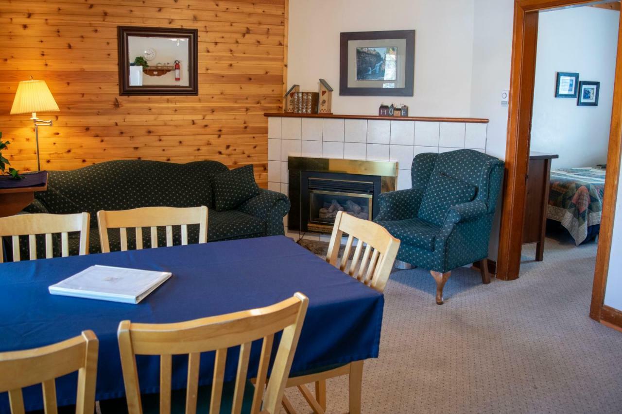 Crandell Mountain Lodge Waterton Park Bagian luar foto