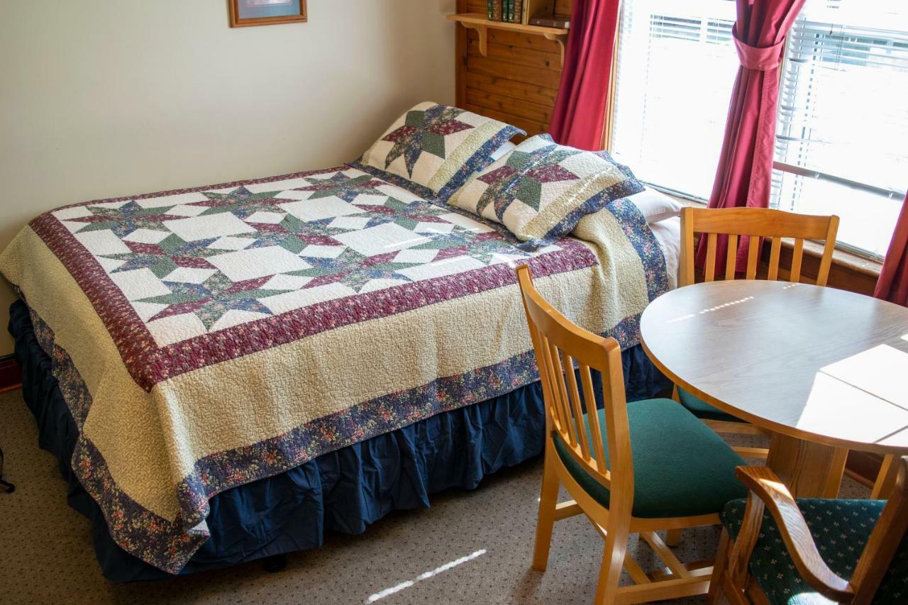 Crandell Mountain Lodge Waterton Park Bagian luar foto