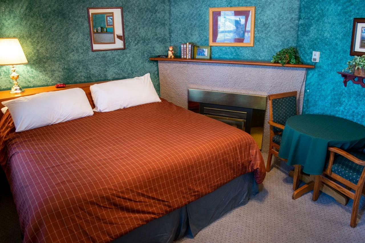 Crandell Mountain Lodge Waterton Park Bagian luar foto