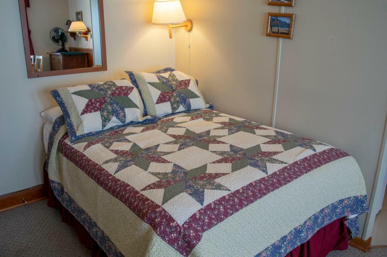 Crandell Mountain Lodge Waterton Park Bagian luar foto